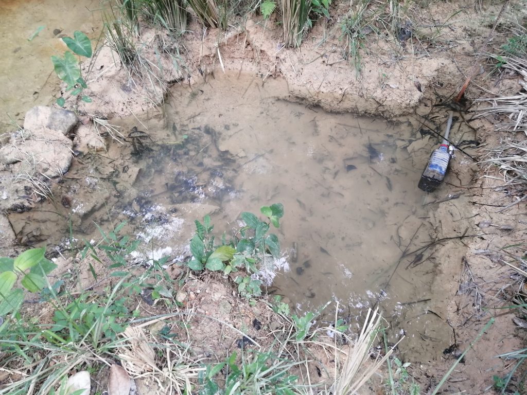 The used blue oil can as a filter at the water intake point.