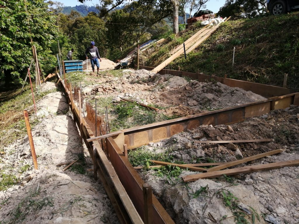 Reinforced concrete beams linking all concrete footings.