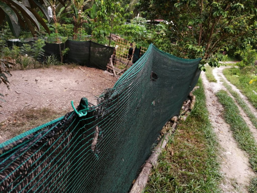 Fastened to Y12 steel bars with just wires.