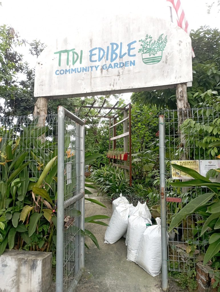 Selling sheep manure fertiliser to the TTDI Community Garden.